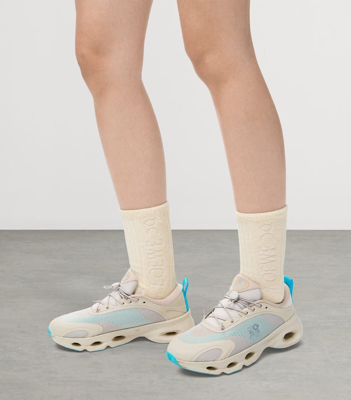 ON Running Cloudsolo LOEWE Sand | Turquoise 鈥�Sand | Turquoise